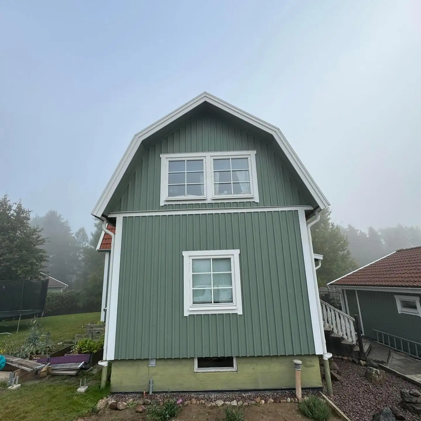 Gaveln efter målning, grön fasad