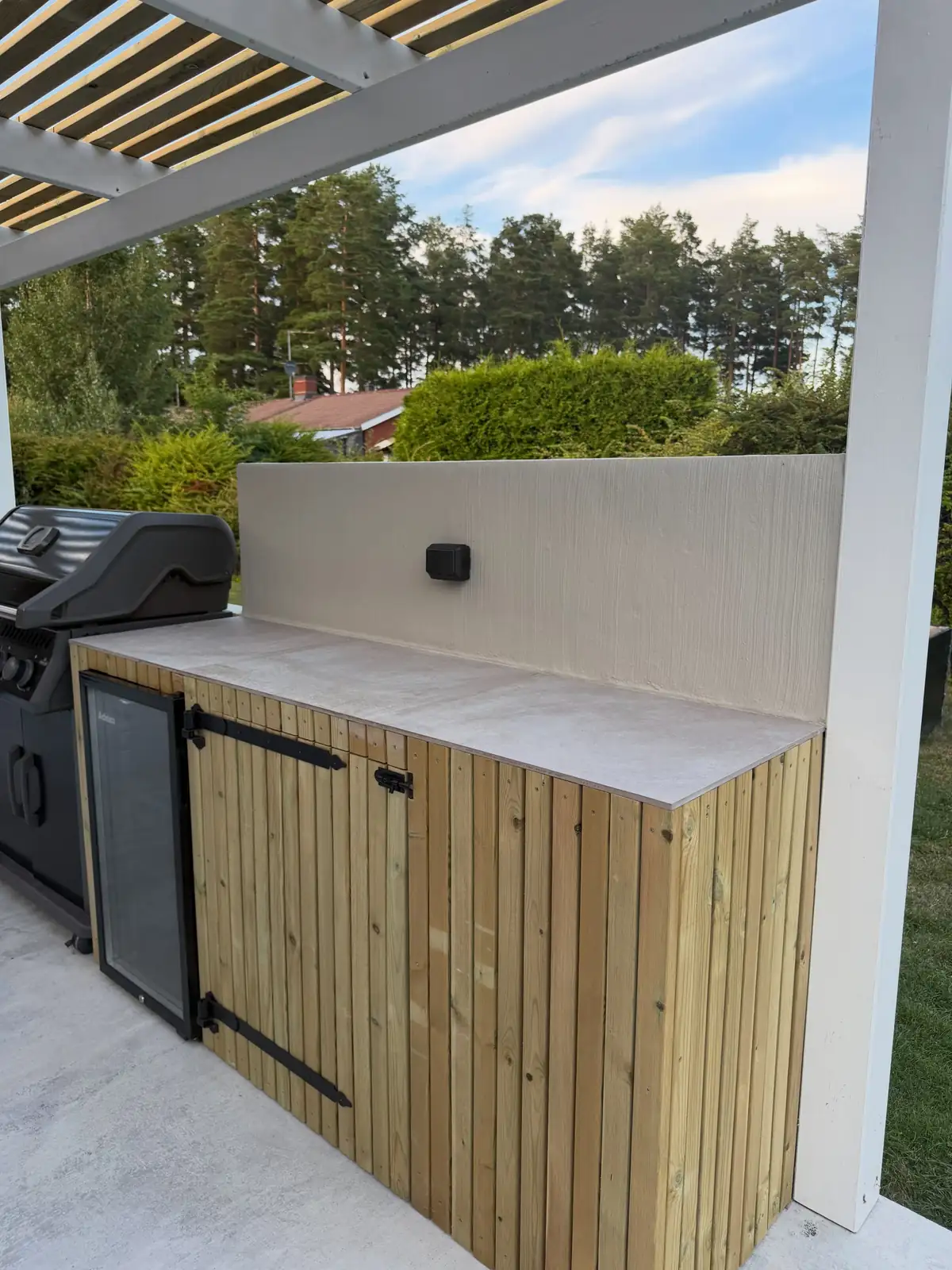 Utekök under en pergola, byggt av Bygg & Kakel i Östergötland