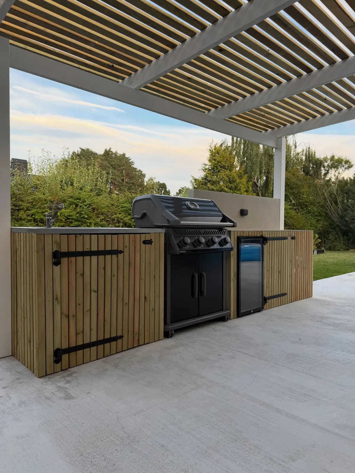 Utekök och pergola byggda av Bygg & Kakel i Östergötland